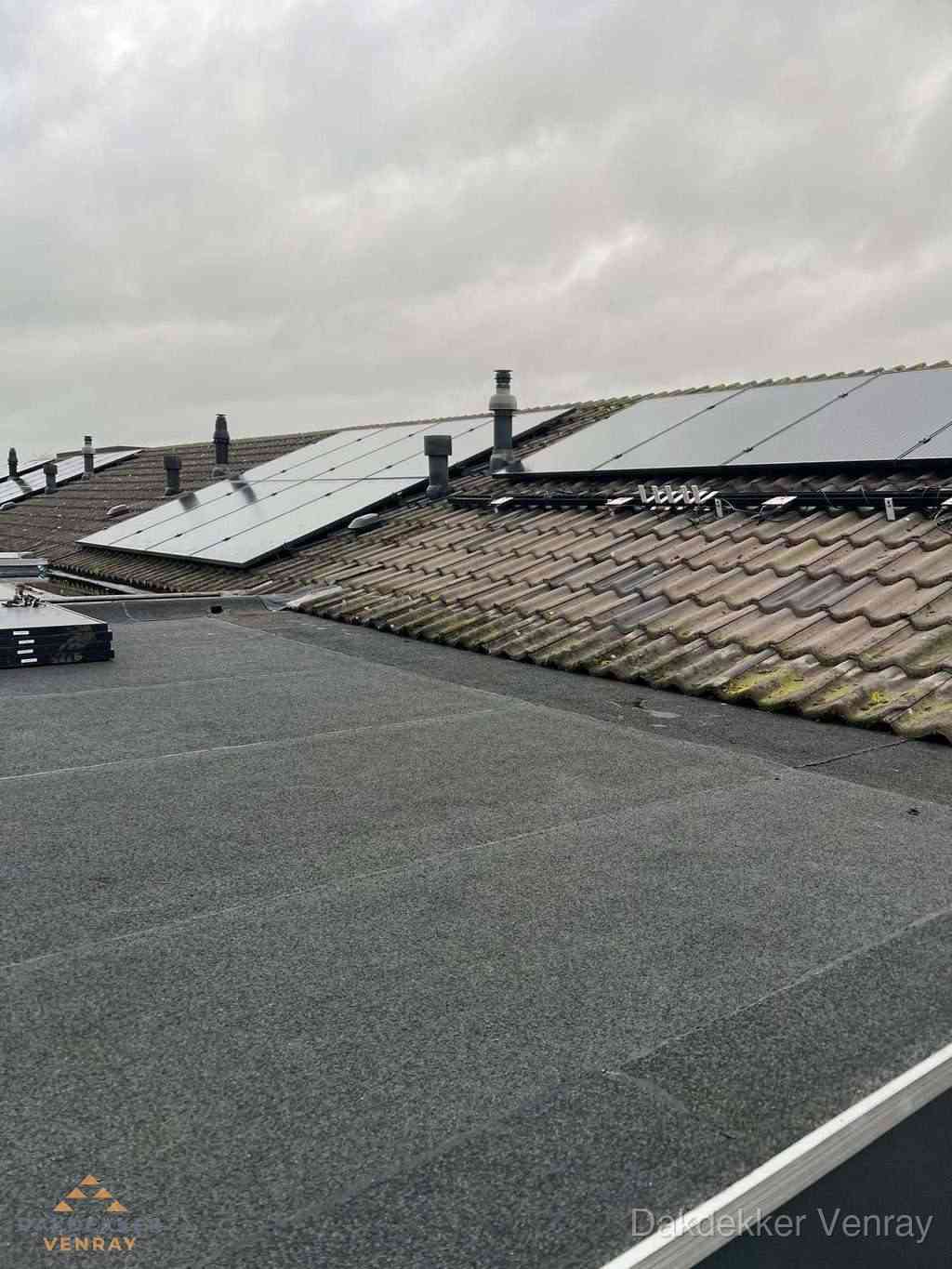Bitumen dakbedekking op plat dak met aansluitend pannendak en zonnepanelen in Venray