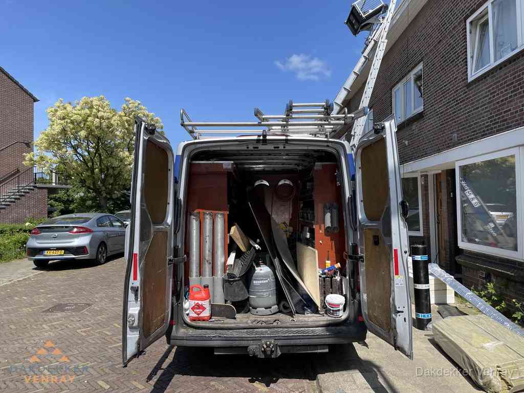 Spoed dakdekker bus met gereedschap en ladder bij woning in Venray