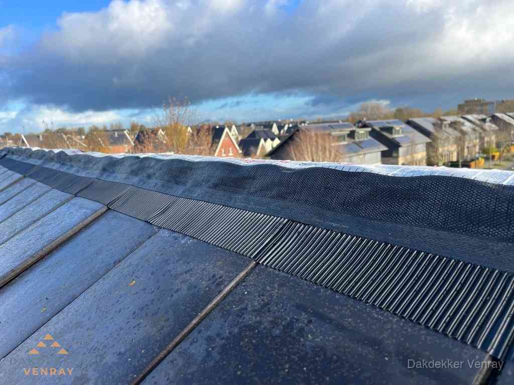 Dakisolatie bij de nok met ventilatieprofiel op schuin dak in Venray