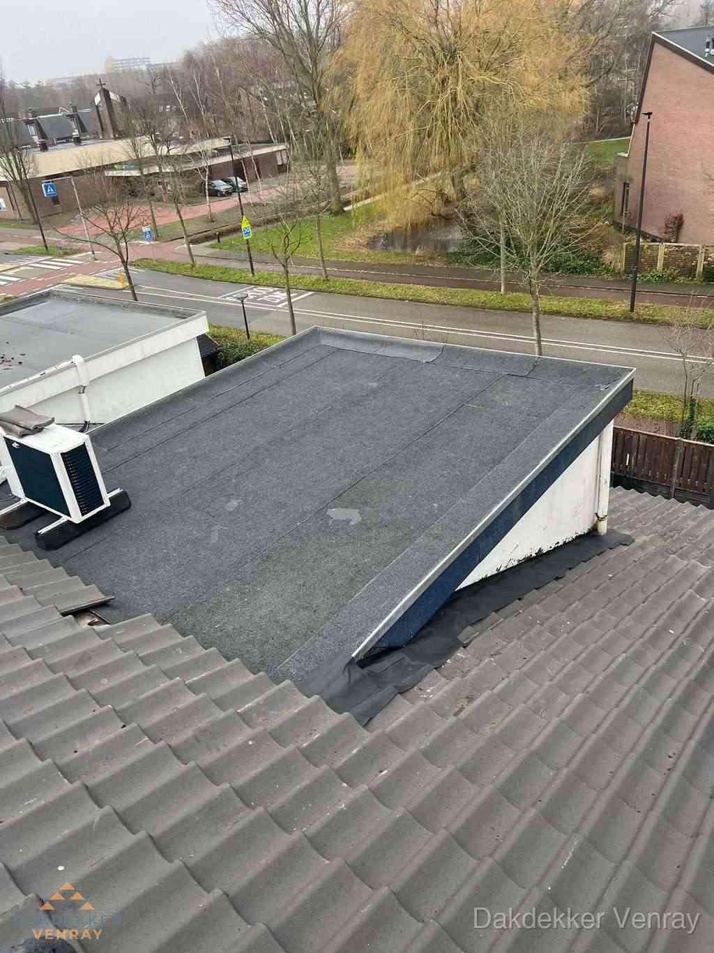 Plat dak met bitumen isolatie en dakbedekking in Venray