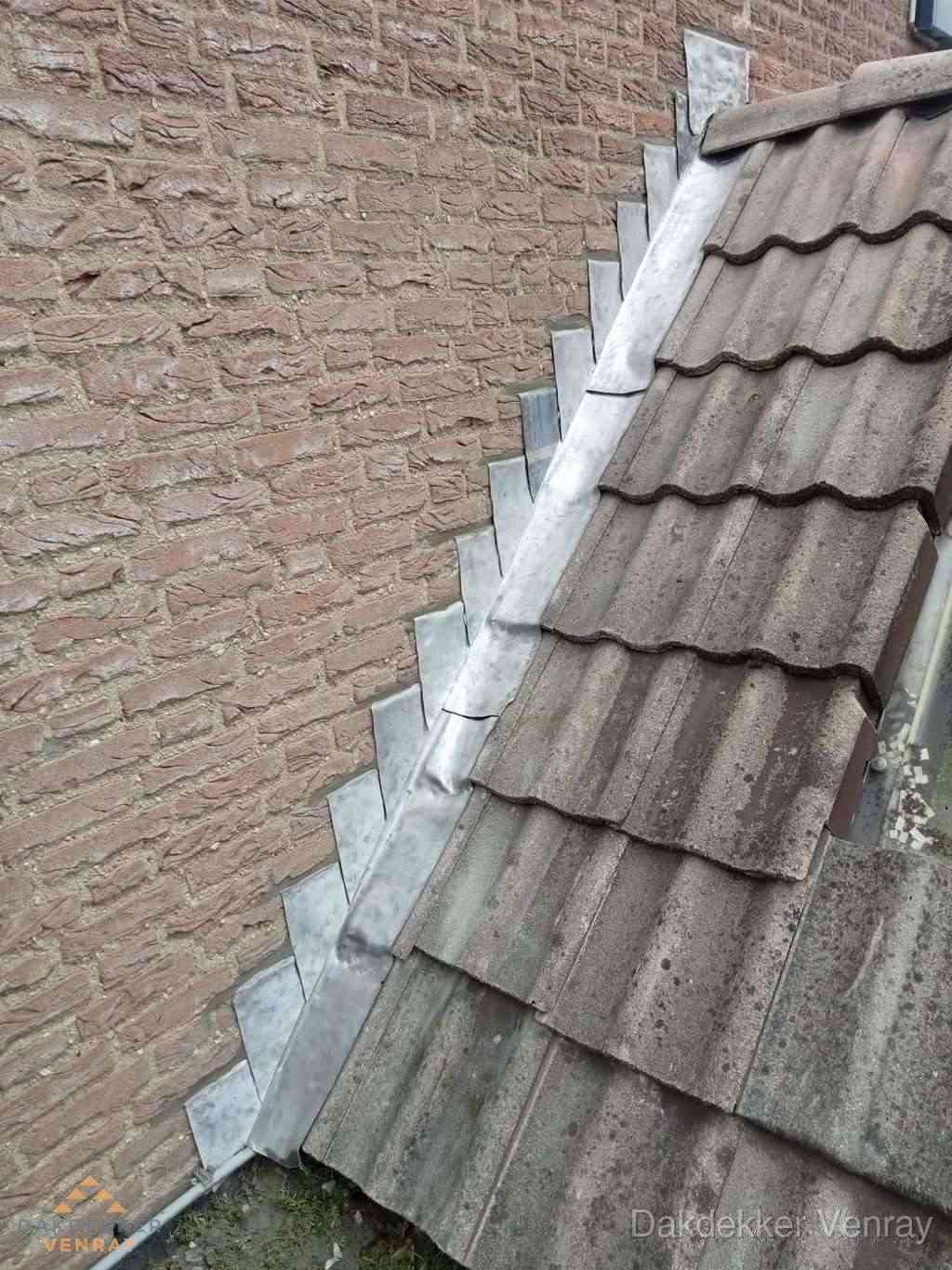 Loodslabben langs dakaansluiting bij bakstenen muur in Venray